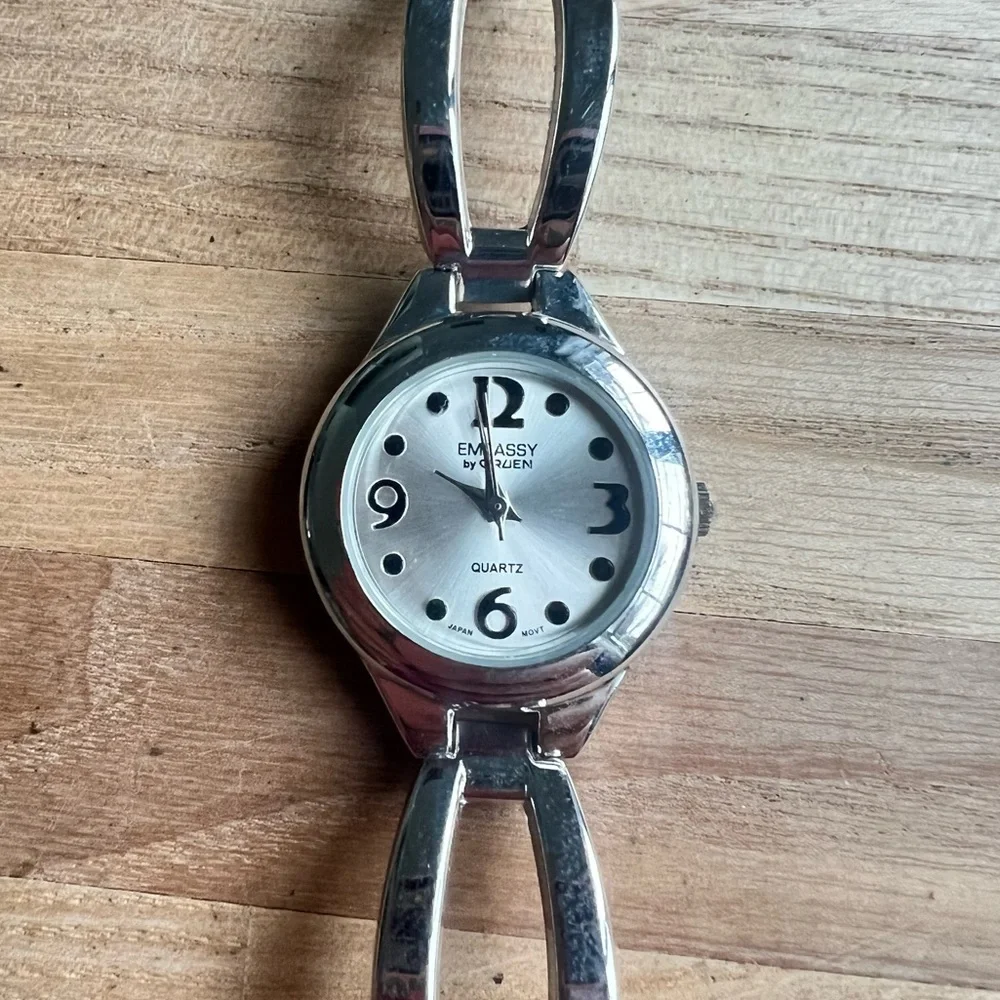 Embassy by Gruen ladies silver tone bracelet watch NEW BATTERY